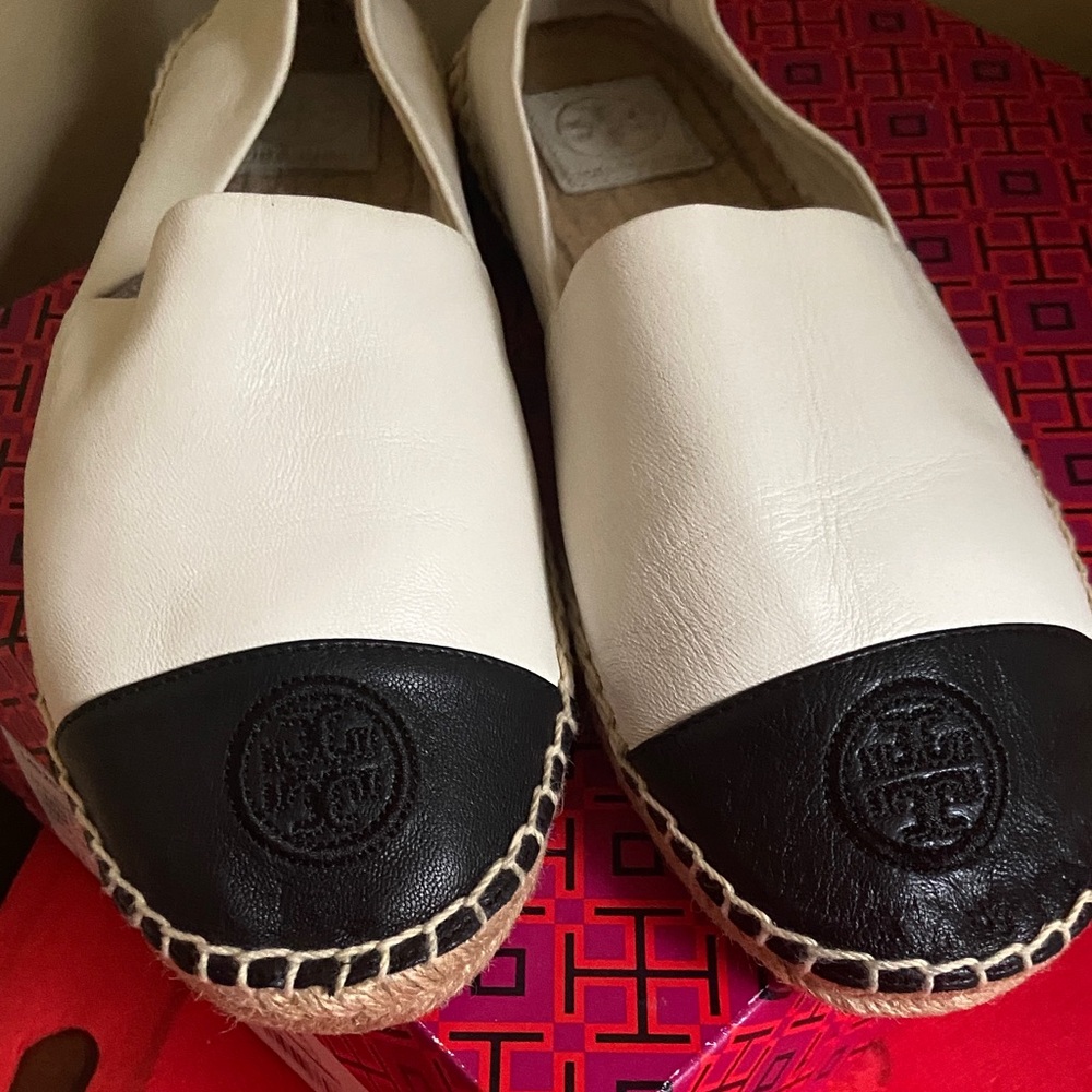 Tory Burch White Leather Espadrilles with Black Cap Toe - Picture 4 of 6